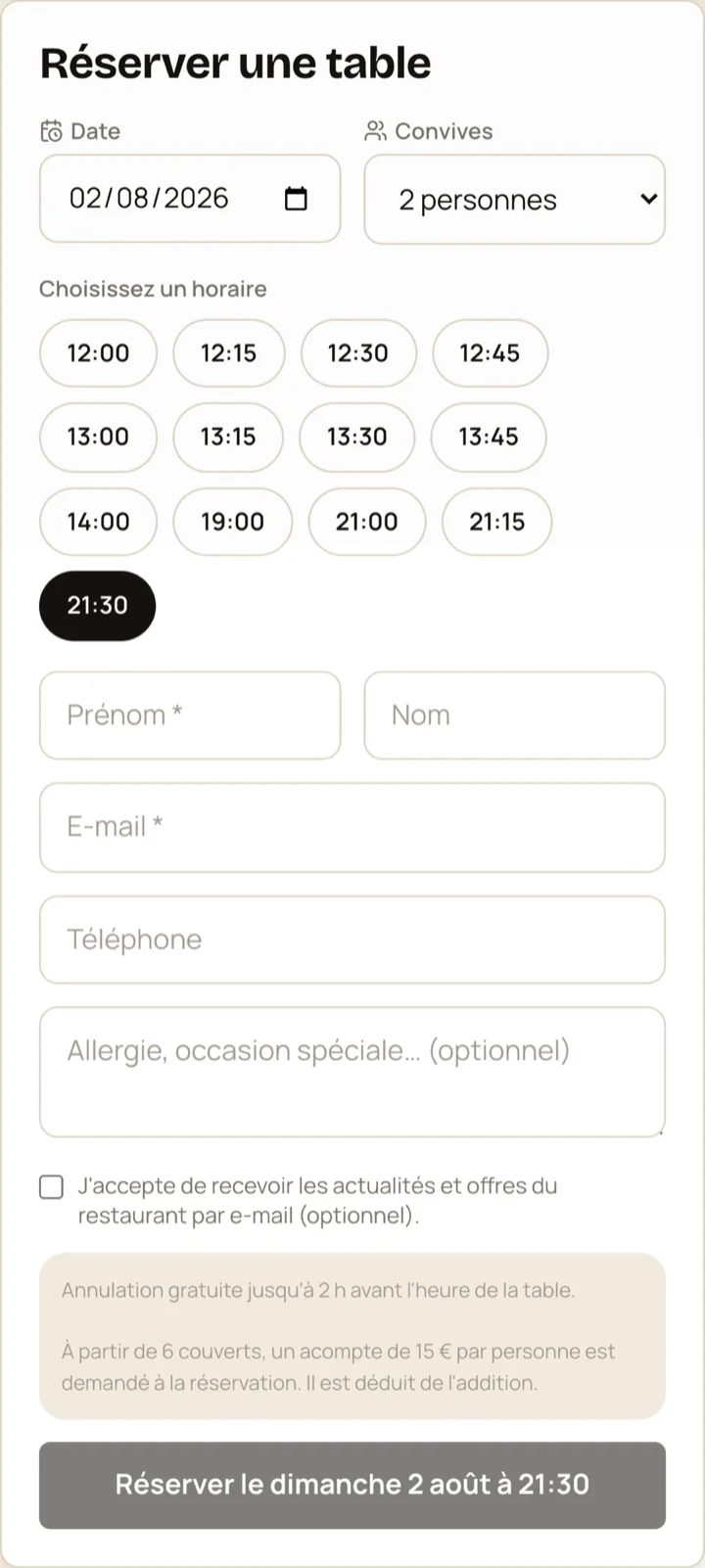 La page publique de réservation sur un téléphone : la date, le nombre de convives, les créneaux disponibles et le formulaire du client.